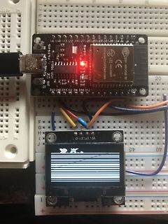 ESP32 DevKit mit OLED-Display auf Breadboard