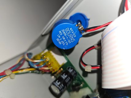 Blauer Potentiometer und Leiterplatte in einem Gehäuse