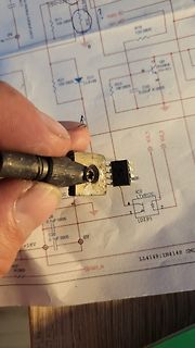 Foto eines Bauteils auf einem ausgedruckten Schaltplan