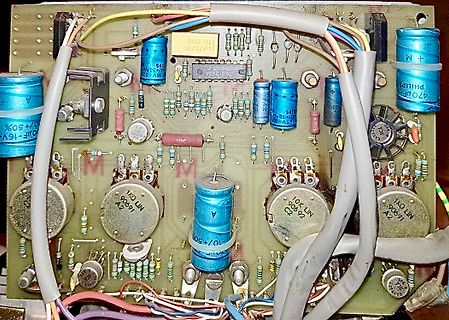 Bestückte Leiterplatte mit Elektrolytkondensatoren und Transistoren