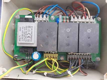 Elektronisches Modul mit Relais und Verdrahtung