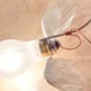 Leuchtende Glühbirne mit Drähten