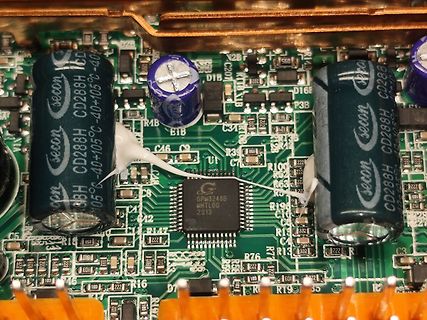 Nahaufnahme einer Leiterplatte mit Elektrolytkondensatoren und IC