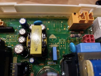 Nahaufnahme einer bestückten Leiterplatte mit elektronischen Bauteilen
