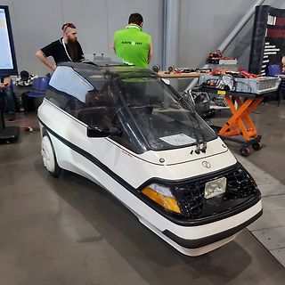 Kleines weißes Elektroauto in einer Werkstatt