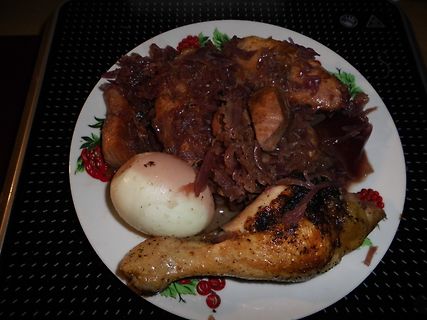 Gefülltes Hähnchen mit Zwiebeln und Ei auf Teller
