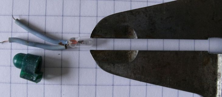 LED mit Kabeln und Zange auf Millimeterpapier