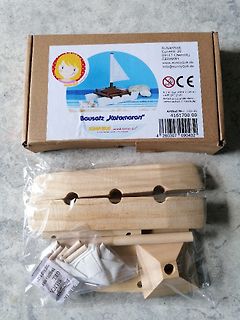Verpackung und Holzbauteile eines Katamaran-Bausatzes