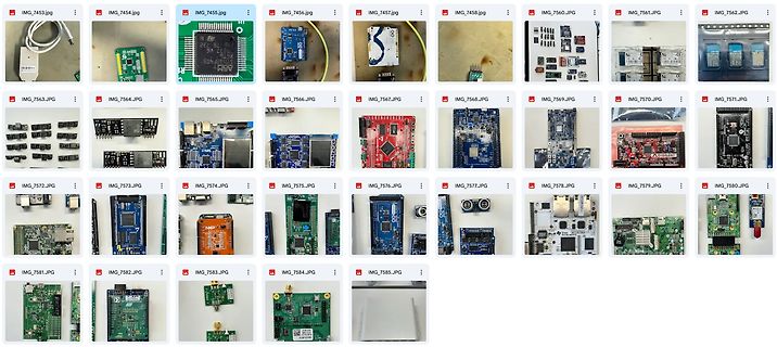 Sammlung verschiedener Mikrocontroller-Platinen und elektronischer Bauteile