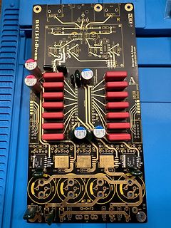 Unbestückte Leiterplatte eines DAC-Moduls