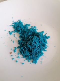 Blaues Pulver auf weißem Untergrund