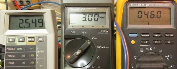 Drei digitale Multimeter nebeneinander