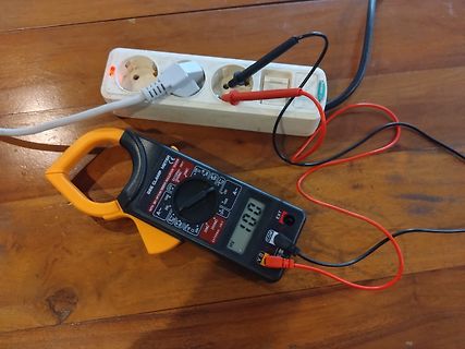 Multimeter misst Spannung an Steckdose