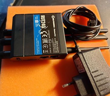 Teltonika RUT240 Router mit Netzteil