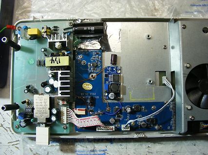 Innenansicht eines elektronischen Geräts mit Leiterplatten