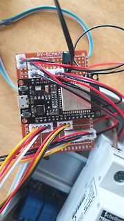 Mikrocontroller auf Lochrasterplatine mit Verkabelung