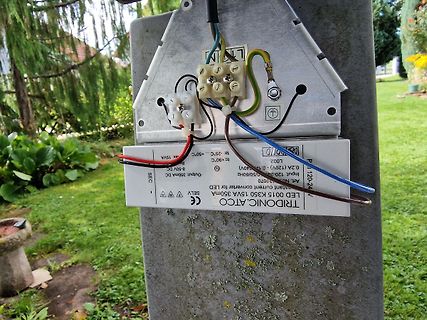 Offenes Netzteil mit Anschlussklemmen und Typenschild