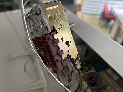 Elektrisches Bauteil mit Typenbezeichnung