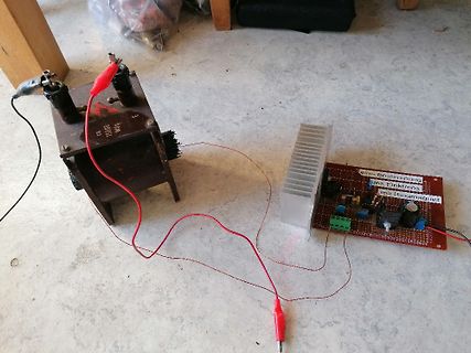 Elektronischer Aufbau mit Transformator und Leiterplatte