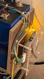 Elektronischer Aufbau mit Batterie und Kühlkörper