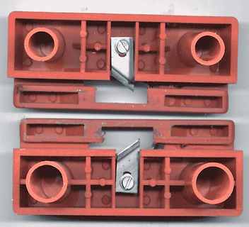 Rote Kunststoff-Klemmen oder Steckverbinder