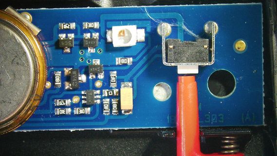 Nahaufnahme einer blauen Leiterplatte mit elektronischen Bauteilen