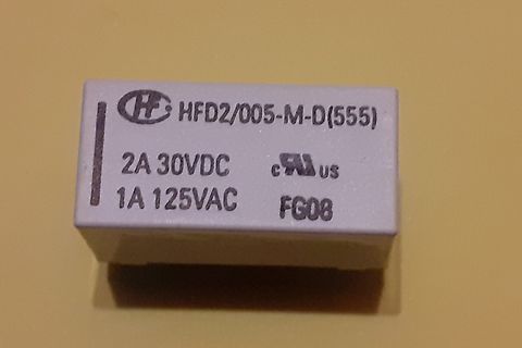 Relais mit Typenbezeichnung