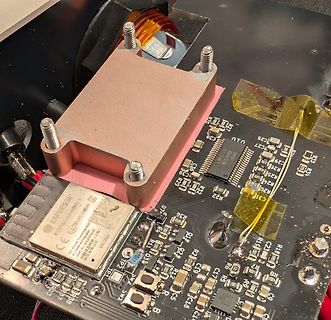 Nahaufnahme einer Leiterplatte mit Kühlkörper und ICs