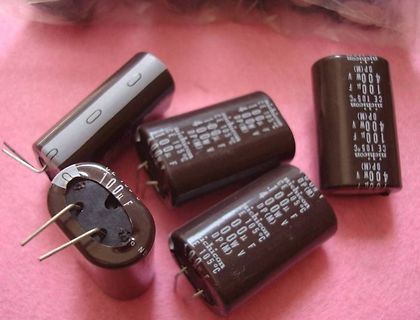 Mehrere Elektrolytkondensatoren