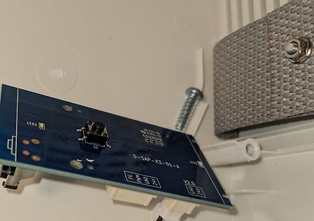 Nahaufnahme einer blauen Leiterplatte in einem Gehäuse