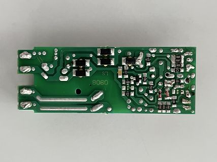 Geätzte grüne Leiterplatte mit SMD-Bauteilen