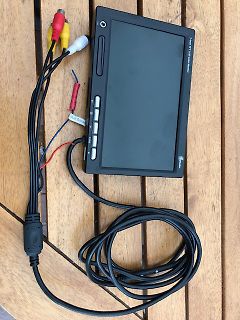LCD-Monitor mit Kabeln auf Holzuntergrund