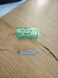 Elektrolytkondensator und Widerstand auf Holzuntergrund