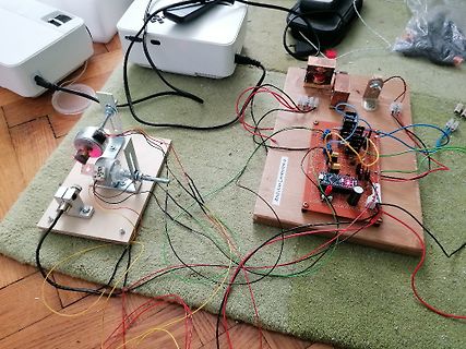 Elektronik-Versuchsaufbau mit Lochrasterplatinen und Motoren