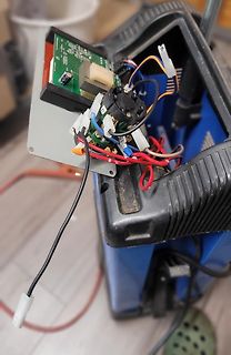 Innenansicht eines elektronischen Geräts mit Leiterplatte und Verkabelung