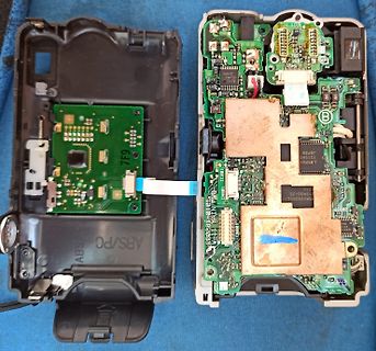Geöffnetes Handheld-Gerät mit Leiterplatten