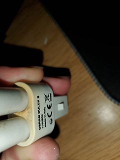 Sockel einer OSRAM DuLux S Leuchtstofflampe