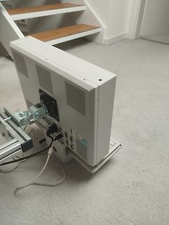 Rückseite eines Monitors an einer Halterung