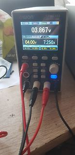 Labornetzteil mit Messwerten auf Display