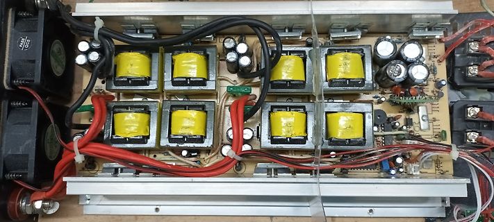 Innenansicht eines Schaltnetzteils mit Transformatoren und Kühlkörpern