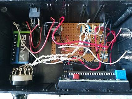 Freie Verdrahtung in einem Gehäuse mit Batterie und Lochrasterplatine