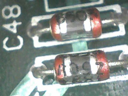 Nahaufnahme von Elektrolytkondensatoren auf einer Leiterplatte