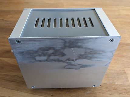 Aluminiumgehäuse mit Lüftungsschlitzen