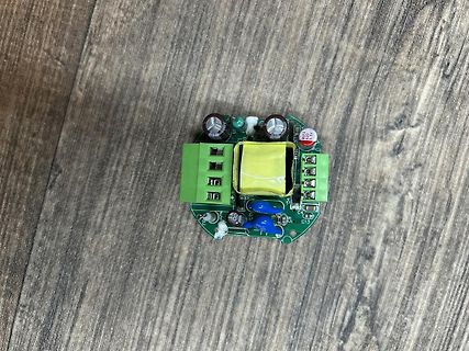 Kleine grüne Leiterplatte mit elektronischen Bauteilen