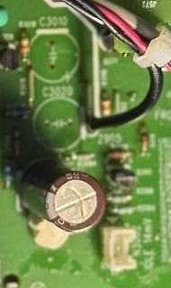 Nahaufnahme einer Leiterplatte mit Elektrolytkondensator