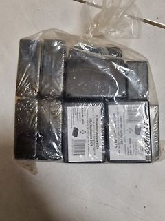 Schwarze Kunststoffgehäuse in Plastikverpackung