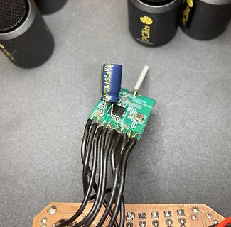 Elektronikmodul mit Elektrolytkondensator und Kabeln