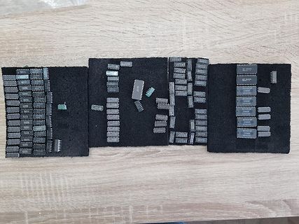 Sammlung verschiedener integrierter Schaltkreise auf schwarzem Schaumstoff