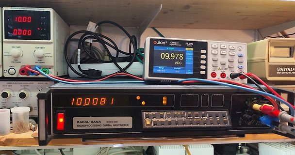 Messgeräte und Labornetzteil in einer Werkstatt