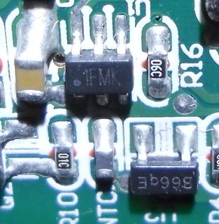 Makroaufnahme von elektronischen Bauteilen auf einer Leiterplatte